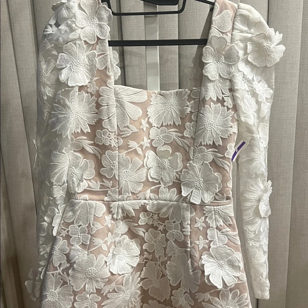 Elegant White Floral Backless Dress - Picture 6 of 9